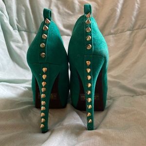 Green Pumps with Spikes